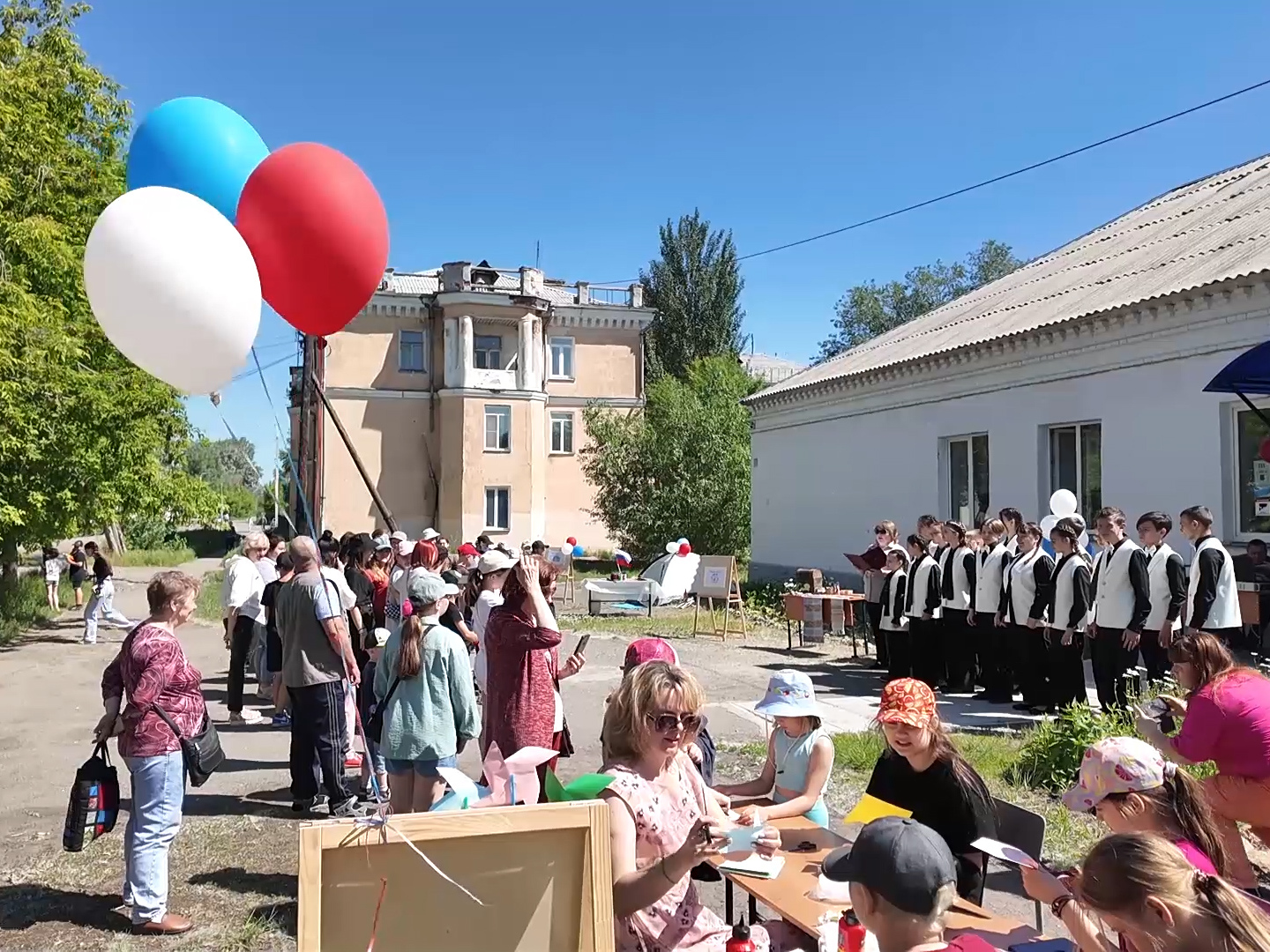 В поселке Бажово отметили День России