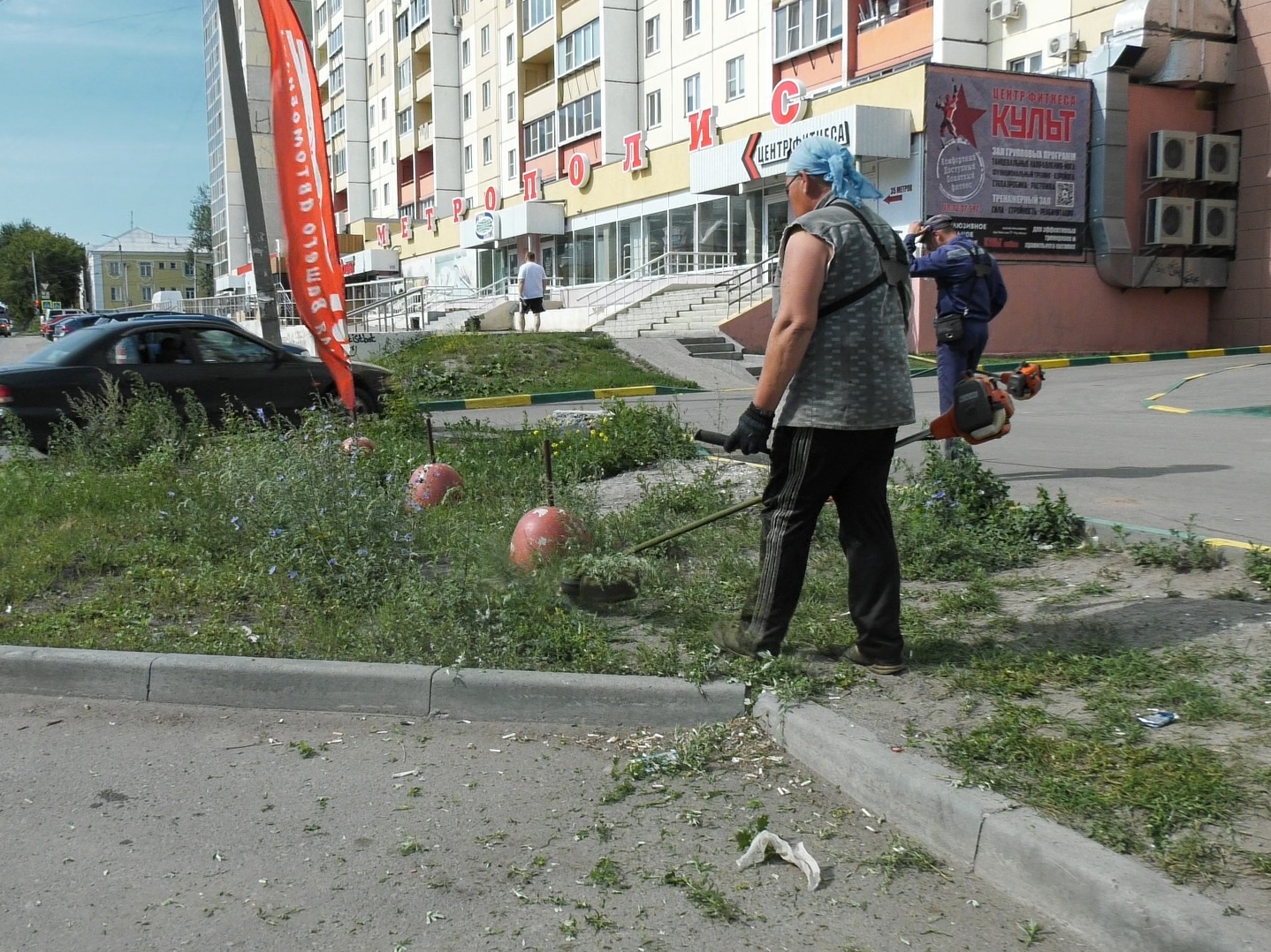 На центральных улицах Копейска начали косить траву