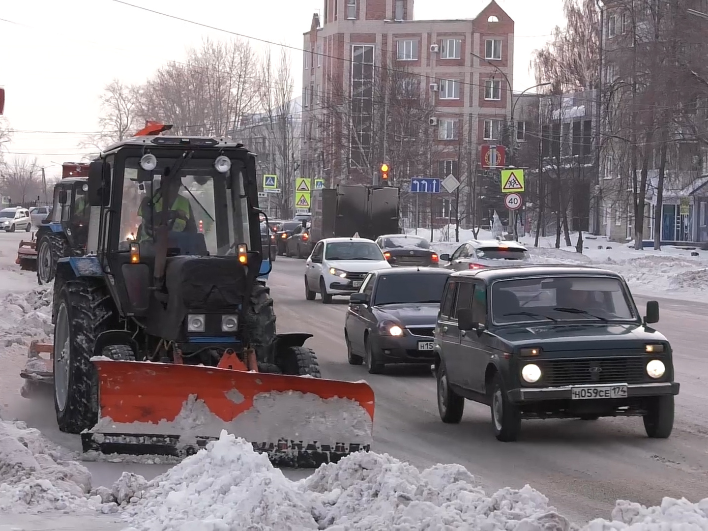 В Копейске приступили к чистке дорог от снега