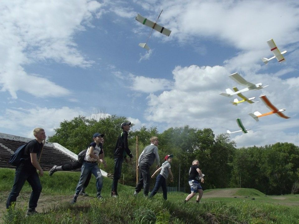 Планер ulf-1. Парашютисты в воздухе. Синий воздушный змей на небе. Свободно летающие. Планеры f1d.