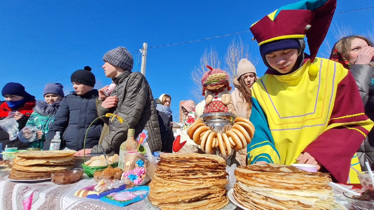 Масленица дети с блинами