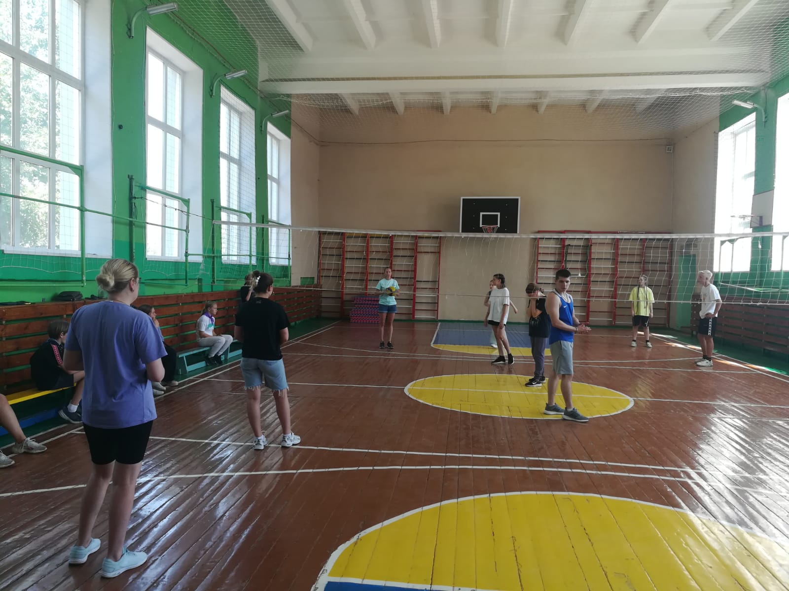 Полицейские провели волейбольные матчи со школьниками | 21.06.2023 |  Копейск - БезФормата