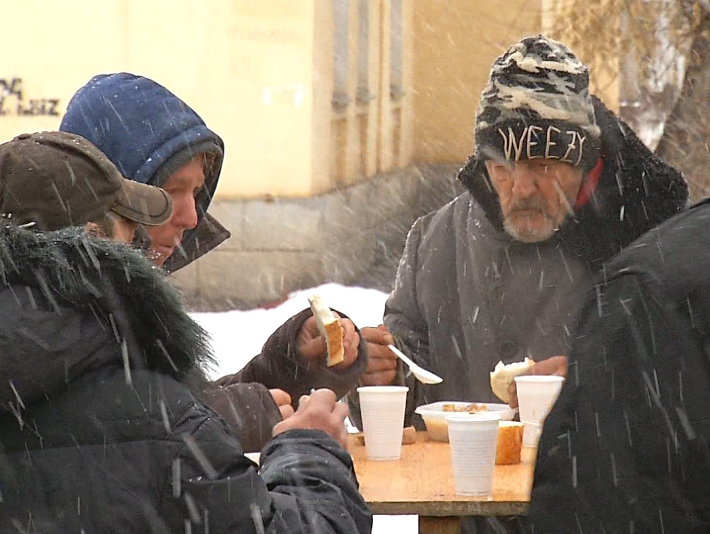 Еда для бездомных. Столовая для бомжей. Бомжи обедают. Обеды для бездомных. Кормление бездомных.