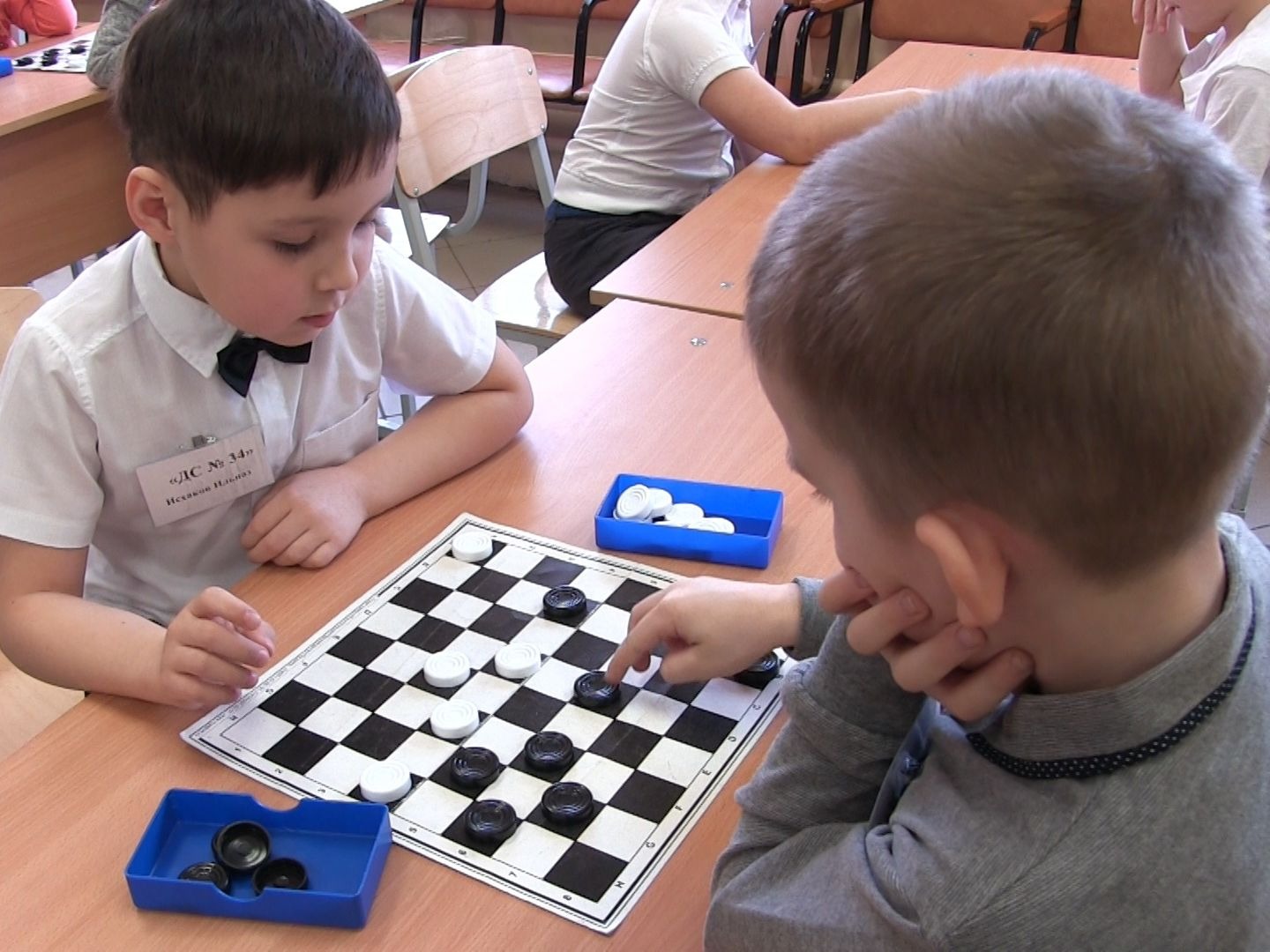 Ребята играли в шашки. Турнир по шашкам в детском саду. Юный шашист для дошкольников. Турнир по шашкам в школе. Турнир по шахматам и шашкам в школе.