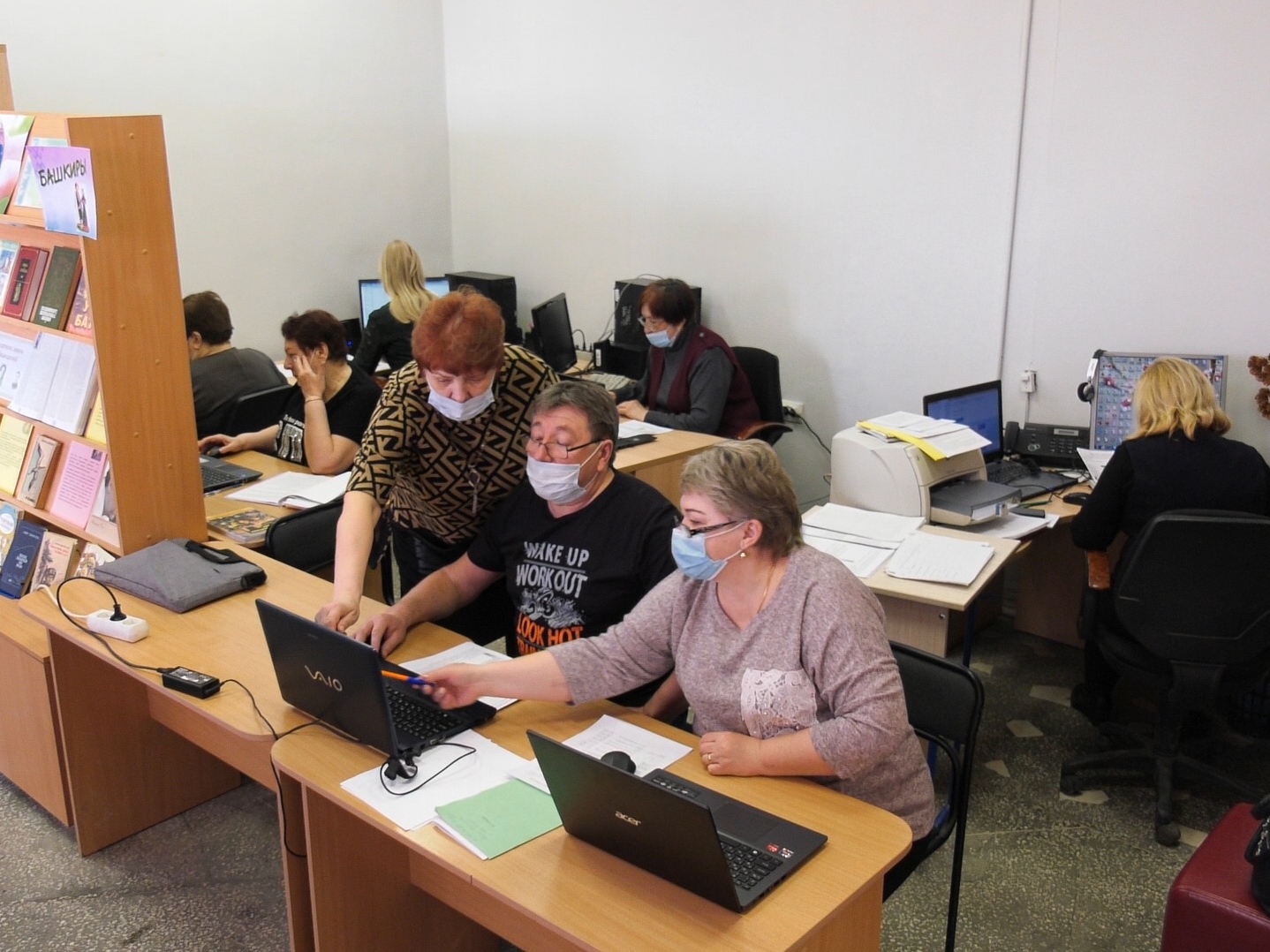 Предпенсионер на белом фоне. Нежинский дом престарелых в омске. Работа для пенсионеров в копейске. Вакансии для пенсионеров. Найти работу для пенсионеров.