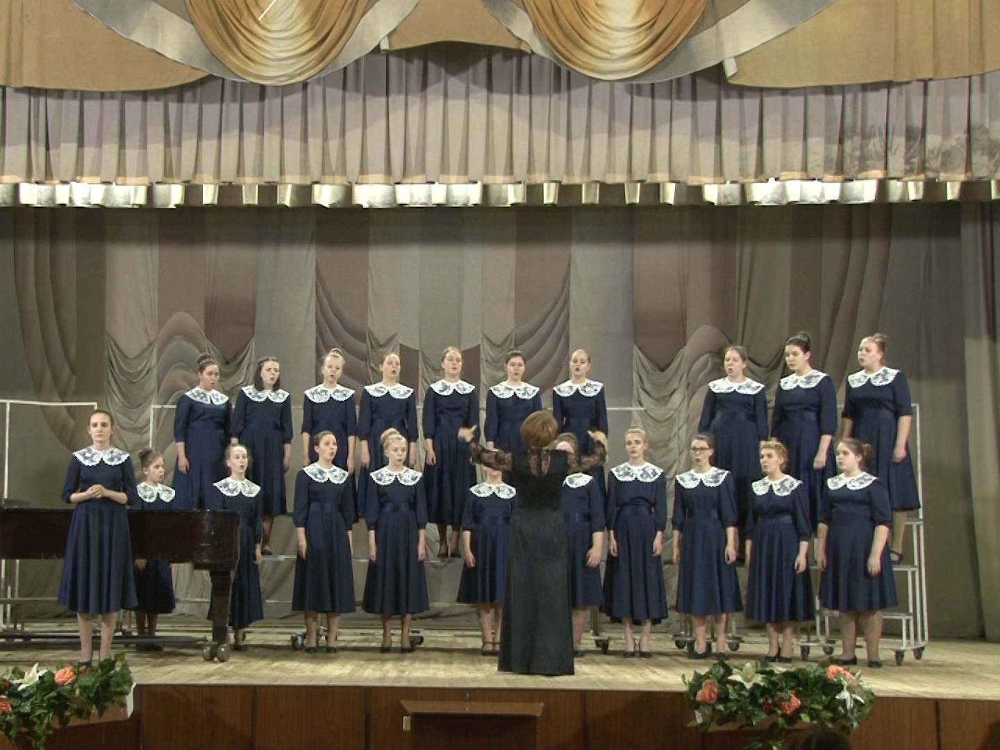 стих хором. выступление ушаковского хора из красногорска. а ну-ка песню нам пропой веселый ветер текст. песни для хора текст. вечер на рейде слова.