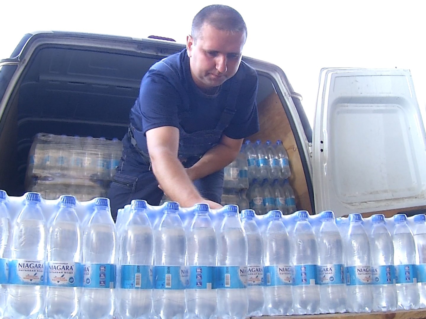 0 6 литров. Привезли воду. Фезти вода. 6 Литров на 30 человек. Везем воду Ижевск