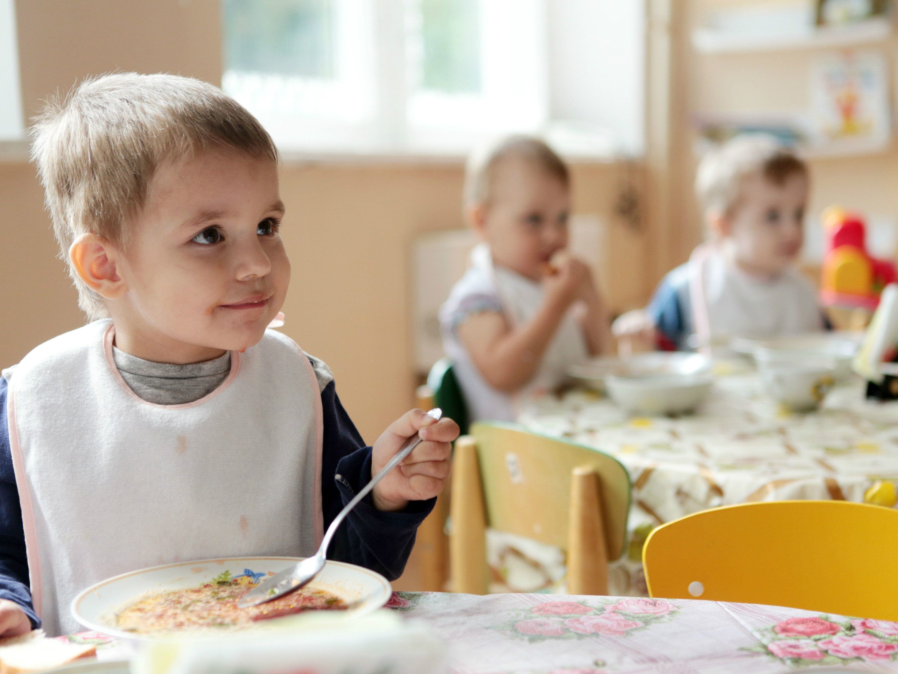 Что едят в садике. Питание в детском саду. Дети в детском саду. Дети за столом. Обед в детском саду.