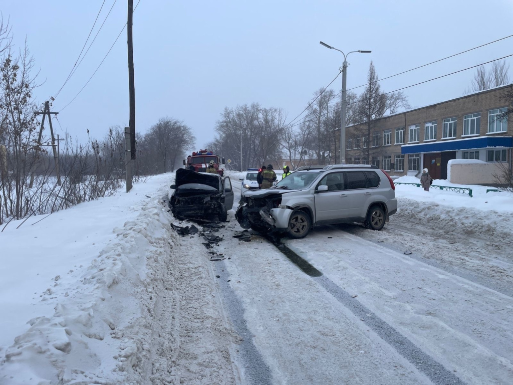 Дети пострадали в лобовом столкновении автомобилей