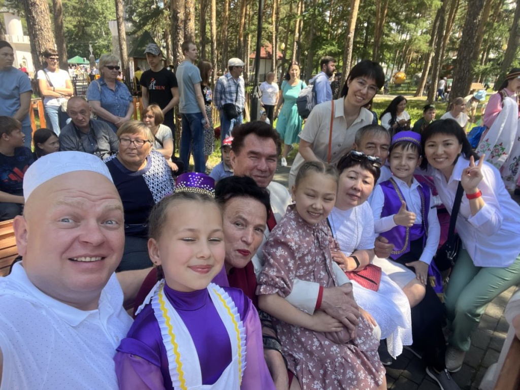 semja_khasanovykh_nacionalnaja_2022.jpg semja_khasanovykh_nacionalnaja_2022.jpg